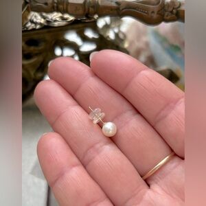 Elegant Pearl Stud Earring ❄️